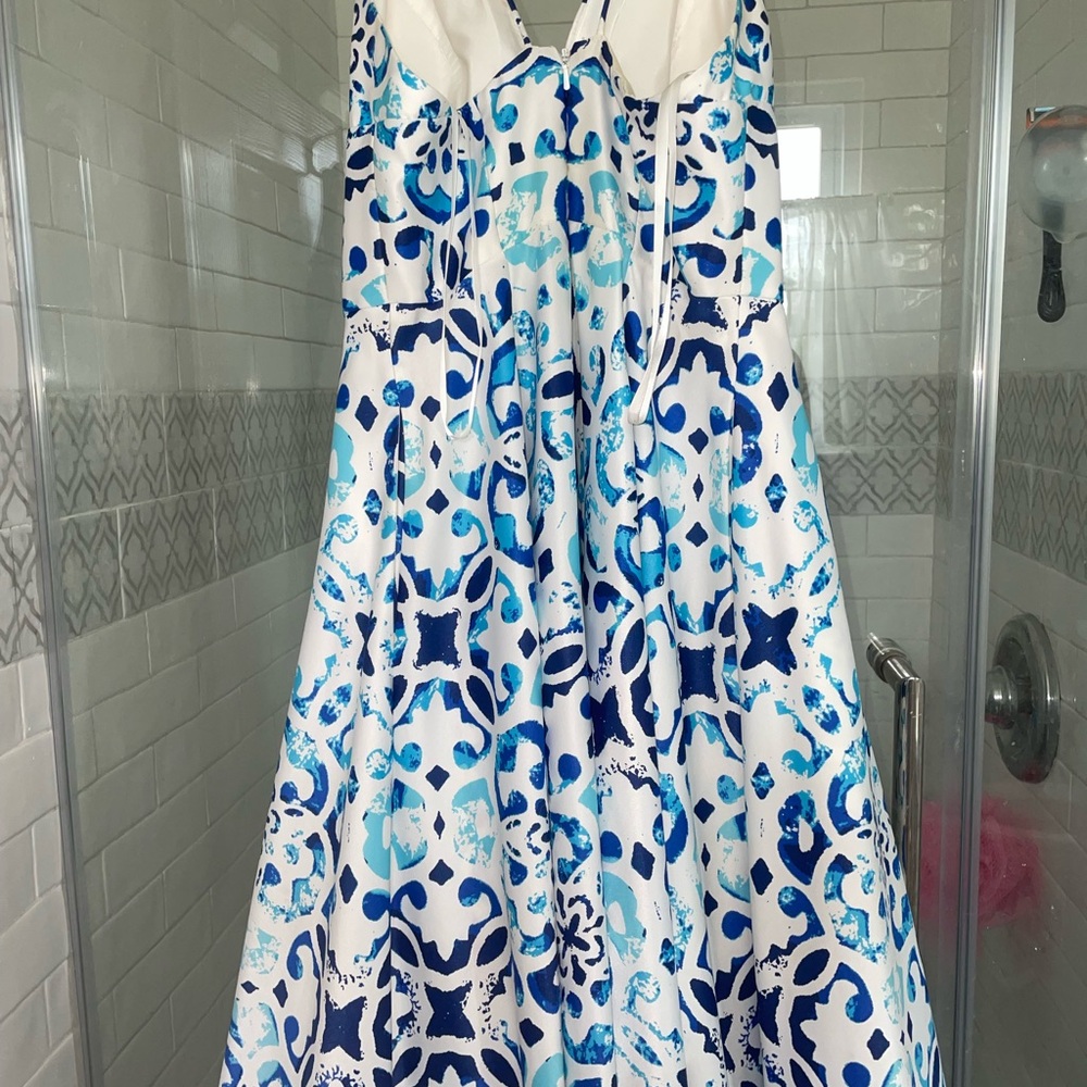 BEAUTIFUL early 2000s printed gown. Floor length with pockets!!